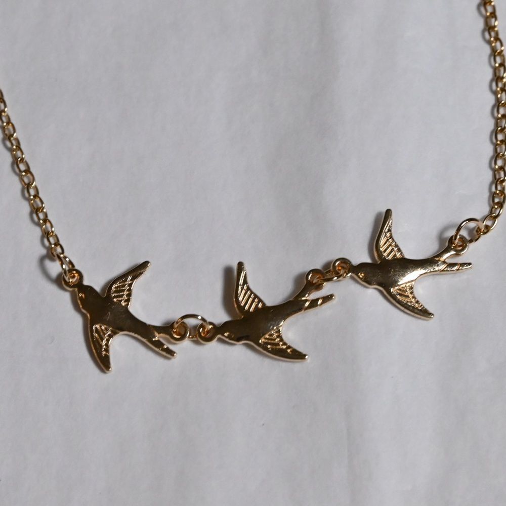 Elegant Gold Bird Necklace Great gift nature lover Perfect length New 3 birds